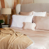 Šilkinis užvalkalas pagalvei BLUSH 50x75 cm - SILUETI